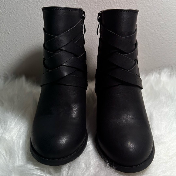 JOURNEE COLLECTION STRAP WIDE WIDTH BLACK ANKLE BOOTS SIZE 7WD - Picture 10 of 12